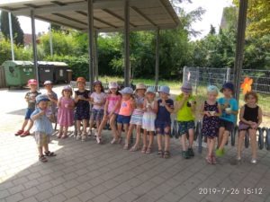 Kinder auf einer Bank